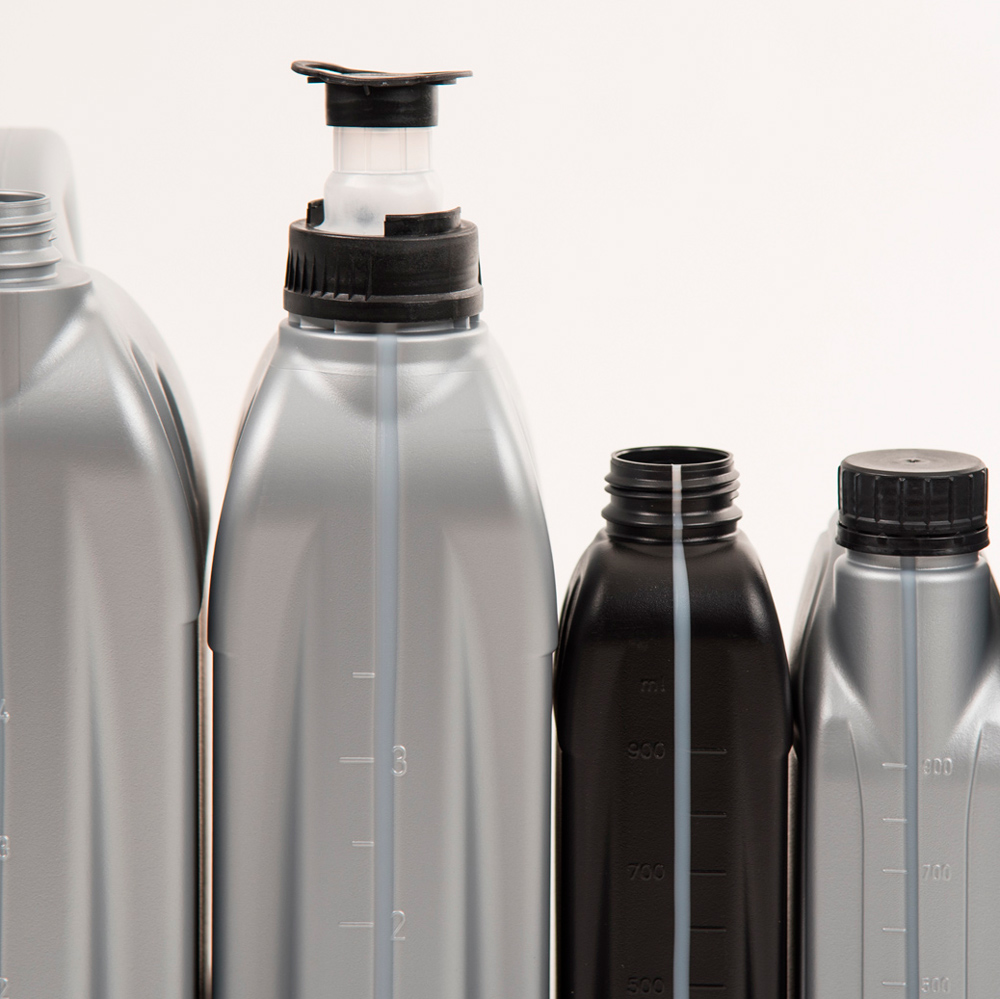 Frontansicht PE-Kanister verschiedene Formen und Größen in Schwarz und Silber auch mit Sichtstreifen für Füllmengenanzeige