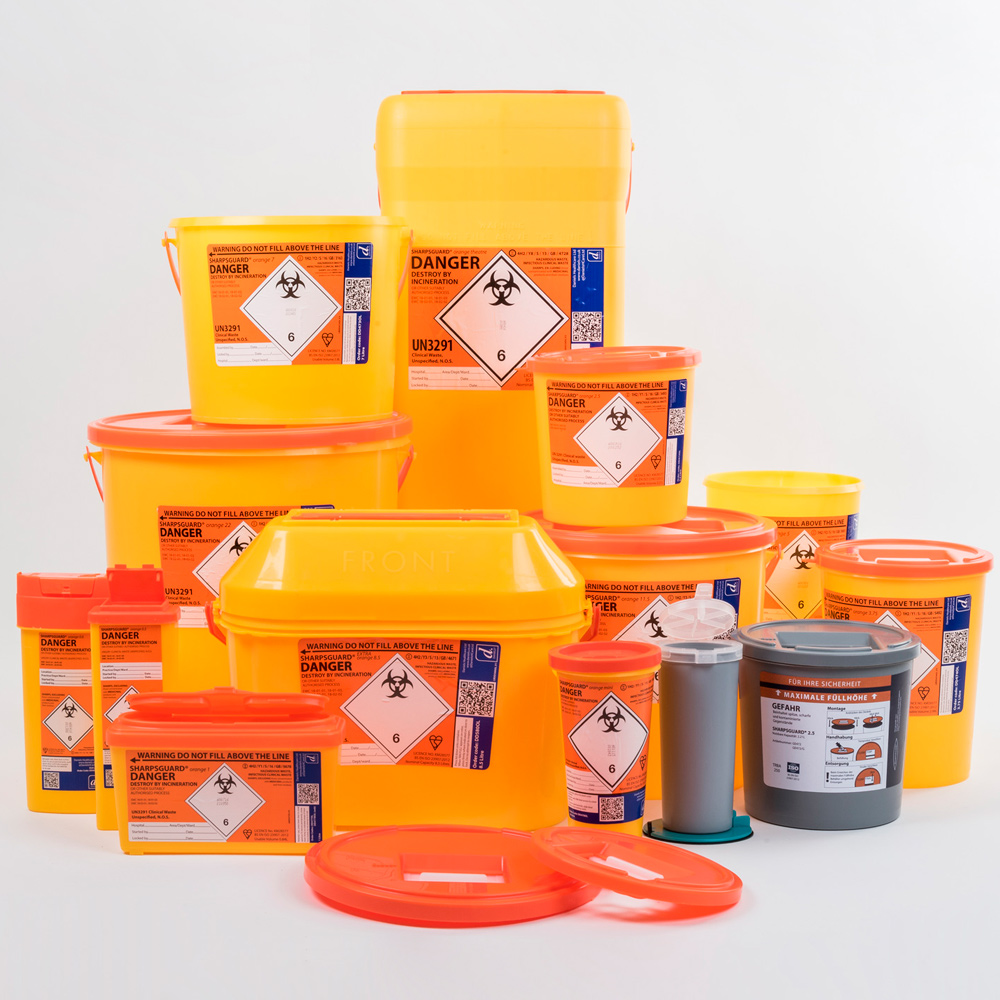 verschiedene Sammelbehälter für medizinische Abfälle mit Gefahr- und Handhabungsaufklebern